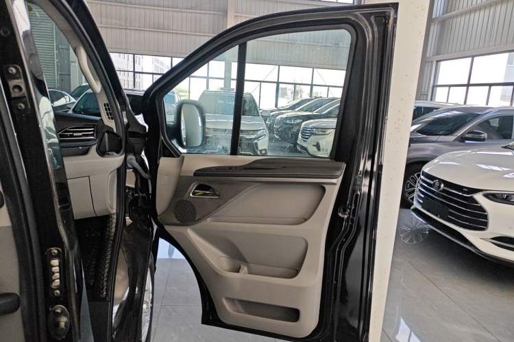 Used SAIC MAXUS Xintu V70 2023 2.0T Elite Edition Automatic Short Wheelbase Low Roof – 5/6 Seats Right Front Door Interior