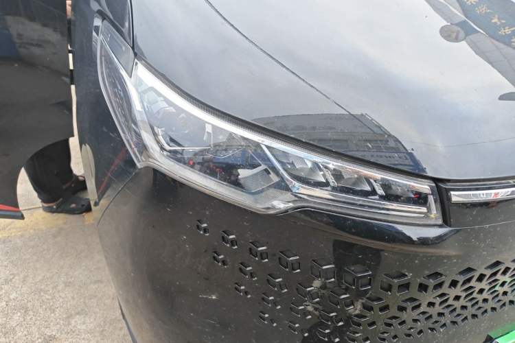 Used SAIC MAXUS Xintu V70 2023 2.0T Luxury Edition Automatic Long Wheelbase Mid-Roof 9-Seater Right Front Headlight