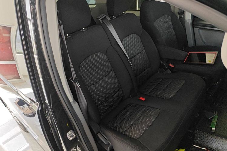 Used SAIC MAXUS Xintu V70 2023 2.0T Elite Edition Automatic Short Wheelbase Low Roof – 5/6 Seats Right Front Seat