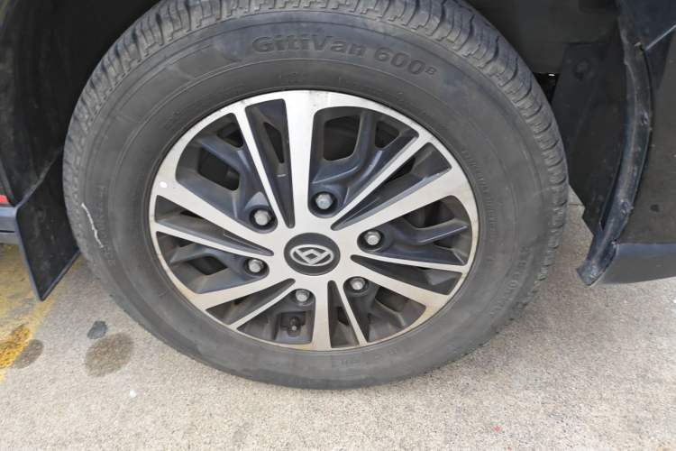 Used SAIC MAXUS Xintu V70 2023 2.0T Luxury Edition Automatic Long Wheelbase Mid-Roof 9-Seater Right Front Wheel Hub