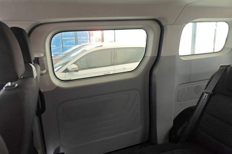 Used SAIC MAXUS Xintu V70 2023 2.0T Elite Edition Automatic Short Wheelbase Low Roof – 5/6 Seats Right Rear Door Interior
