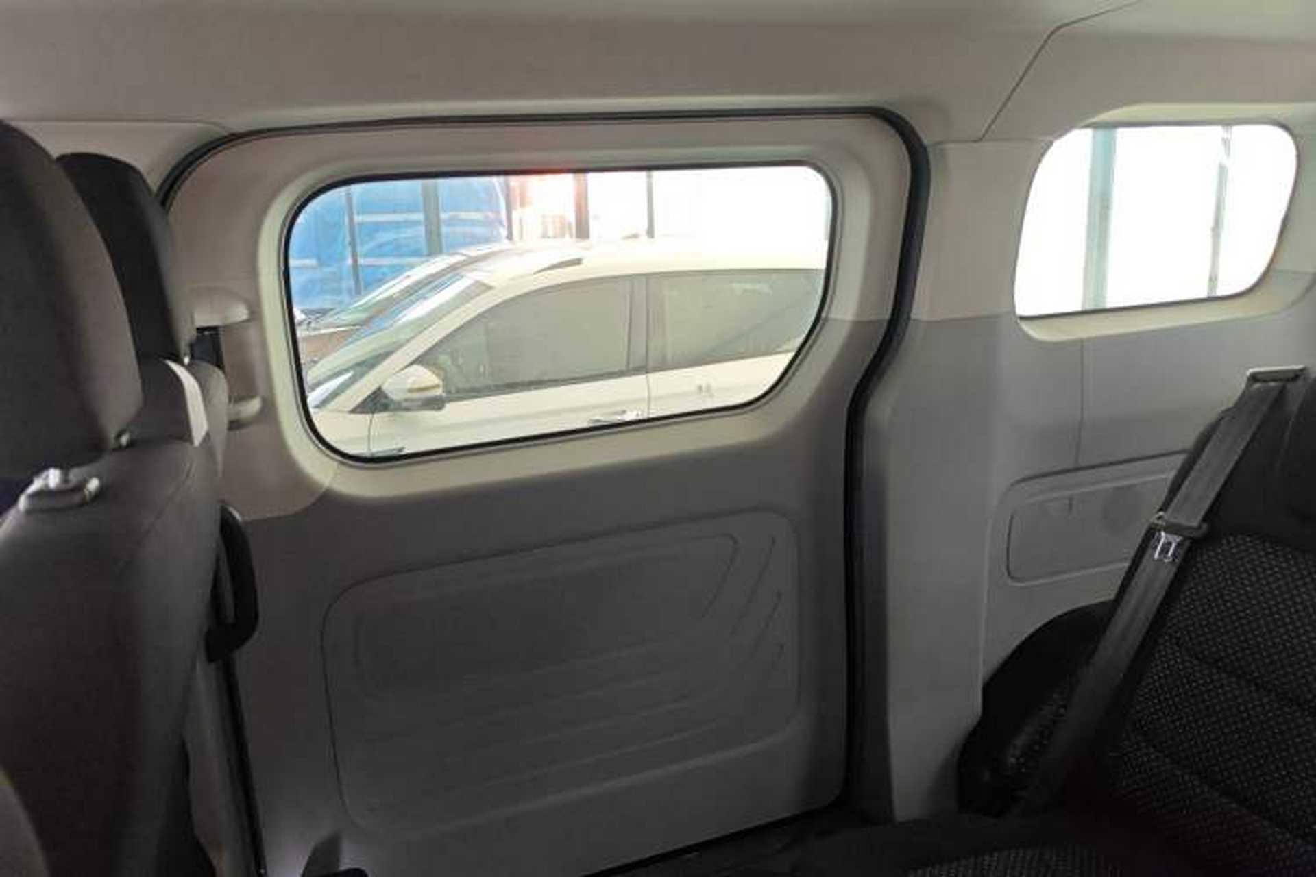 Used SAIC MAXUS Xintu V70 2023 2.0T Elite Edition Automatic Short Wheelbase Low Roof – 5/6 Seats Right Rear Door Interior