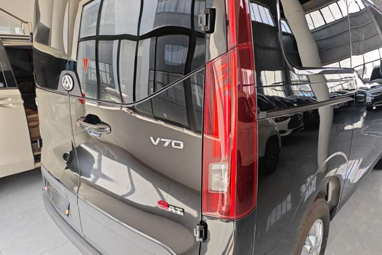 Used SAIC MAXUS Xintu V70 2023 2.0T Elite Edition Automatic Short Wheelbase Low Roof – 5/6 Seats Right Rear Taillight
