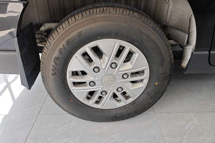 Used SAIC MAXUS Xintu V70 2023 2.0T Elite Edition Automatic Short Wheelbase Low Roof – 5/6 Seats Right Rear Wheel Hub