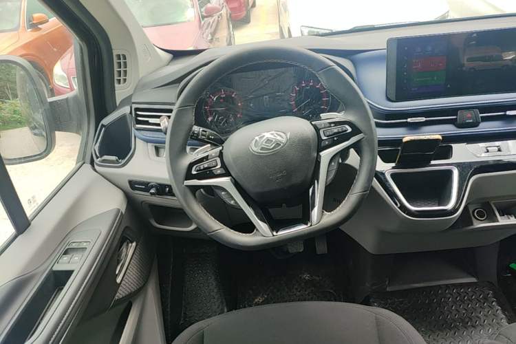 Used SAIC MAXUS Xintu V70 2023 2.0T Elite Edition Automatic Short Wheelbase Low Roof – 5/6 Seats Steering Wheel