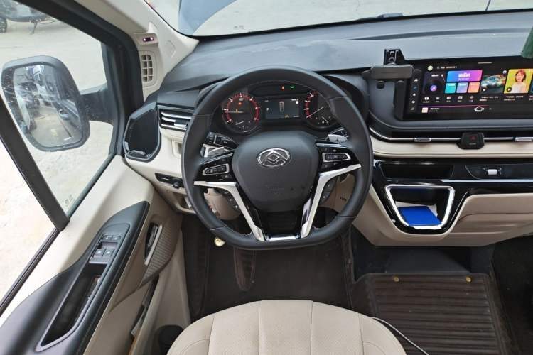 Used SAIC MAXUS Xintu V70 2023 2.0T Luxury Edition Automatic Long Wheelbase Mid-Roof 9-Seater Steering Wheel