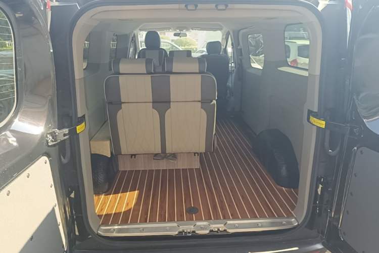 Used SAIC MAXUS Xintu V70 2023 2.0T Elite Edition Automatic Short Wheelbase Low Roof – 5/6 Seats Trunk