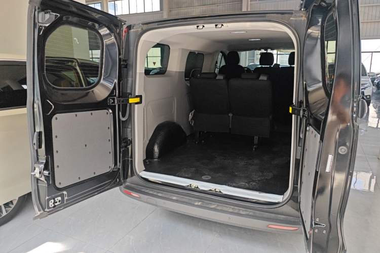 Used SAIC MAXUS Xintu V70 2023 2.0T Elite Edition Automatic Short Wheelbase Low Roof – 5/6 Seats Trunk
