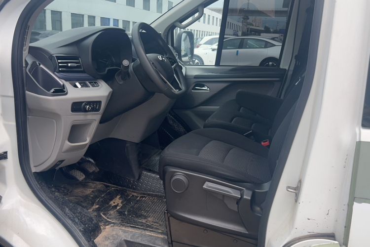 Used SAIC MAXUS Xintu V70 2023 2.0T Elite Edition Manual Transmission Short Wheelbase Low Roof 5/6 Seats (125 hp) Interior 1