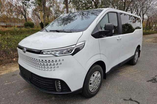 Used SAIC MAXUS Xintu V70 2023 2.0T Elite Edition Automatic Short Wheelbase Low Roof – 5/6 Seats