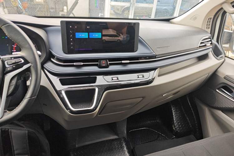 Used SAIC MAXUS Xintu V70 2023 2.0T Elite Edition Automatic Short Wheelbase Low Roof – 5/6 Seats Audio And AC Panel