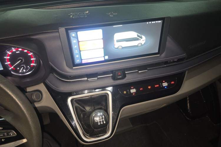 Used SAIC MAXUS Xintu V70 2023 2.0T Elite Edition Manual Transmission Short Wheelbase Low Roof 5/6 Seats (125 hp) Audio And AC Panel