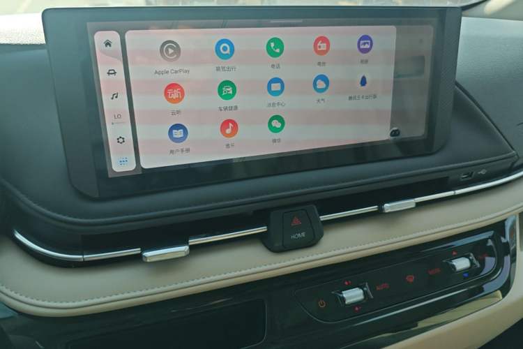Used SAIC MAXUS Xintu V70 2023 2.0T Luxury Edition Automatic Long Wheelbase Mid-Roof 9-Seater Audio And AC Panel