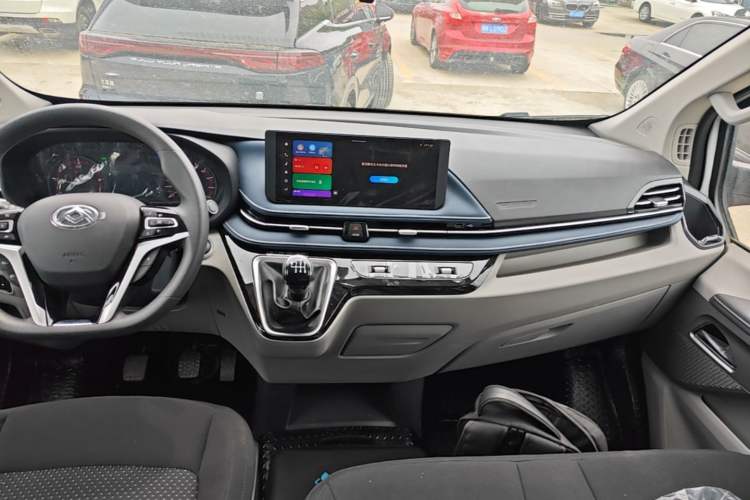 Used SAIC MAXUS Xintu V70 2023 2.0T Elite Edition Manual Transmission Short Wheelbase Low Roof 5/6 Seats (125 hp) Audio And AC Panel