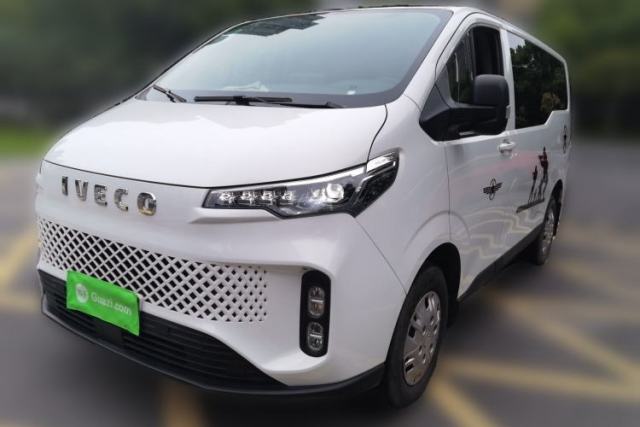 Used SAIC MAXUS Xintu V70 2023 2.0T Elite Edition Manual Transmission Short Wheelbase Low Roof 5/6 Seats (125 hp)
