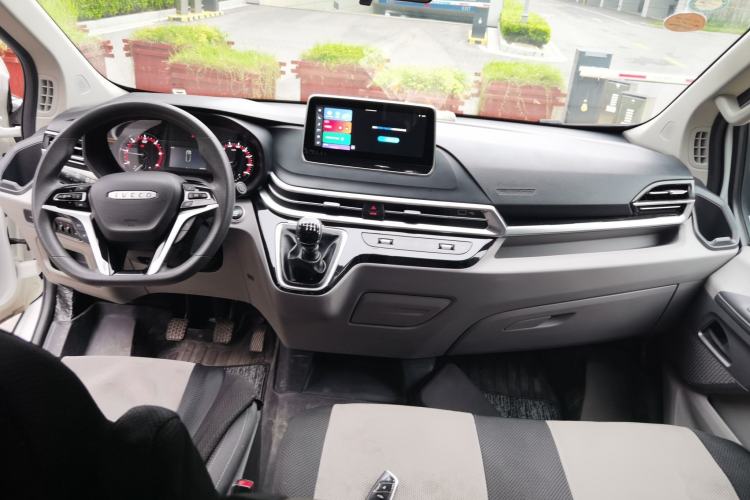 Used SAIC MAXUS Xintu V70 2023 2.0T Elite Edition Manual Transmission Short Wheelbase Low Roof 5/6 Seats (125 hp) Center Console