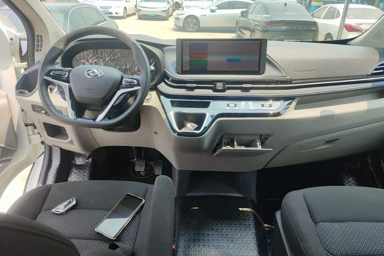 Used SAIC MAXUS Xintu V70 2023 2.0T Elite Edition Automatic Long Wheelbase Mid-Height 6/7 Seats Center Console