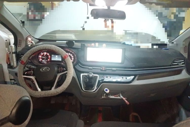 Used SAIC MAXUS Xintu V70 2023 2.0T Elite Edition Manual Transmission Short Wheelbase Low Roof 5/6 Seats (125 hp) Center Console