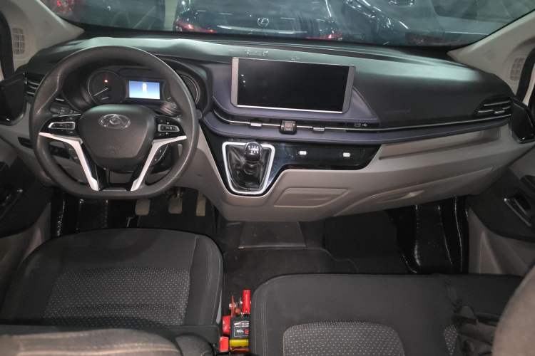 Used SAIC MAXUS Xintu V70 2023 2.0T Elite Edition Manual Transmission Short Wheelbase Low Roof 5/6 Seats (125 hp) Center Console