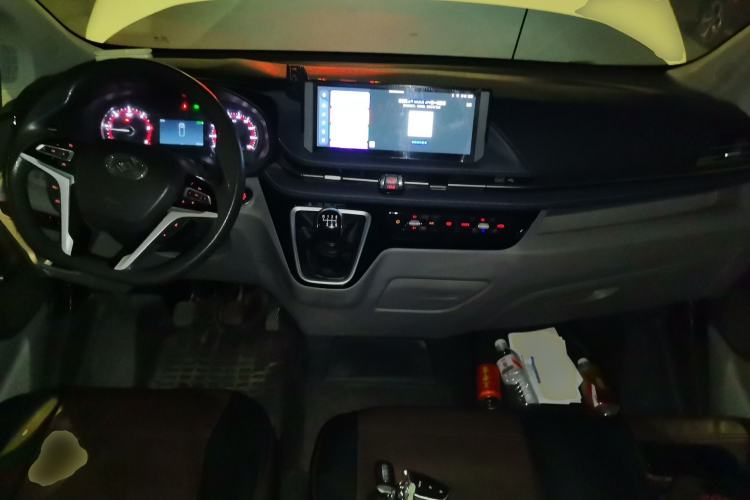 Used SAIC MAXUS Xintu V70 2023 2.0T Elite Edition Manual Transmission Short Wheelbase Low Roof 5/6 Seats (125 hp) Center Console