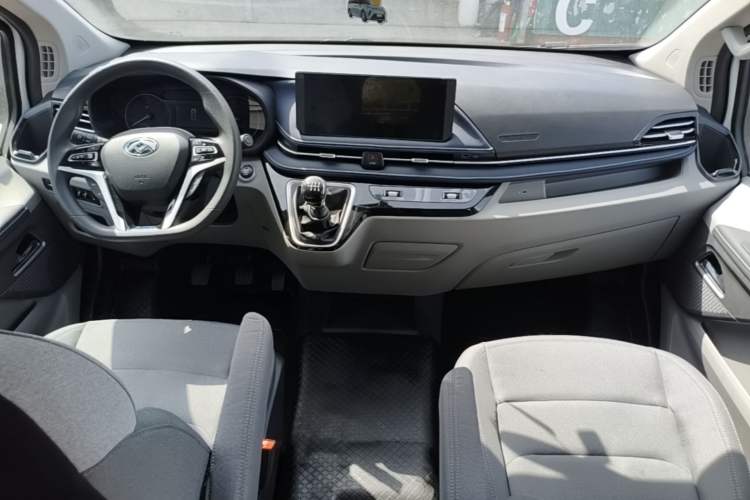 Used SAIC MAXUS Xintu V70 2023 2.0T Elite Edition Manual Transmission Short Wheelbase Low Roof 5/6 Seats (125 hp) Center Console