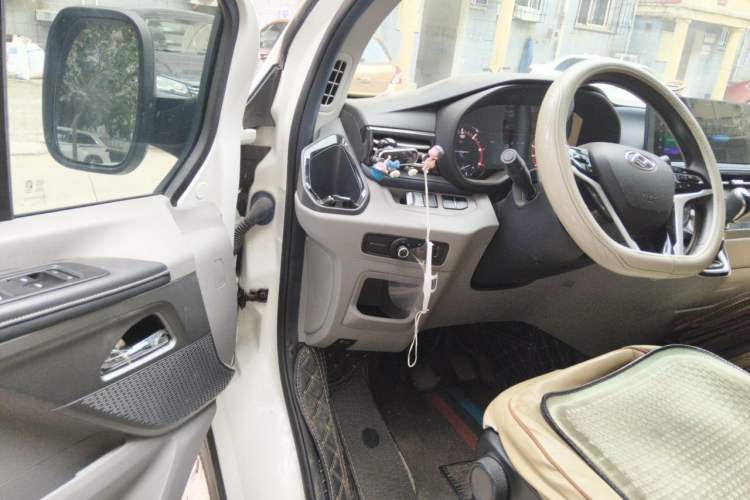 Used SAIC MAXUS Xintu V70 2023 2.0T Elite Edition Manual Transmission Short Wheelbase Low Roof 5/6 Seats (125 hp) Driver Seat