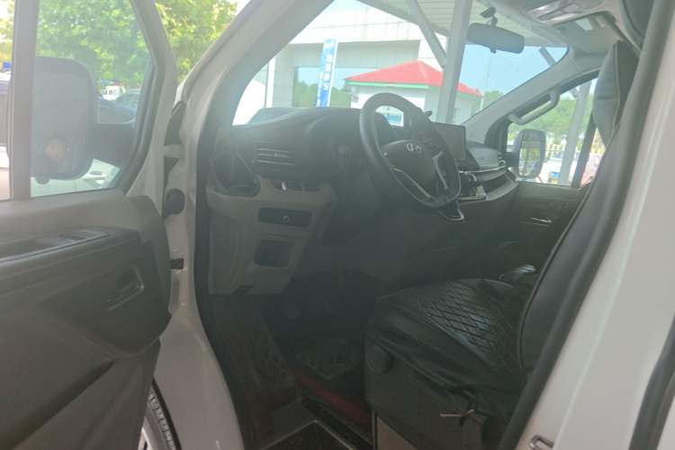Used SAIC MAXUS Xintu V70 2023 2.0T Elite Edition Manual Transmission Short Wheelbase Low Roof 5/6 Seats (125 hp) Driver Seat