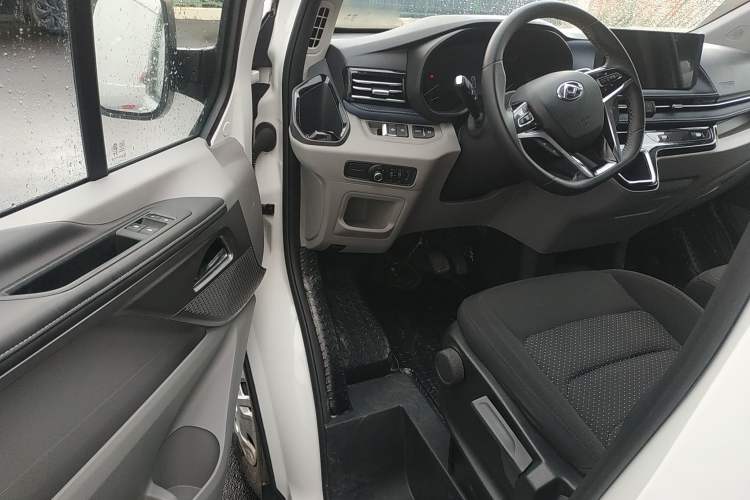 Used SAIC MAXUS Xintu V70 2023 2.0T Elite Edition Automatic Short Wheelbase Low Roof – 5/6 Seats Driver Seat