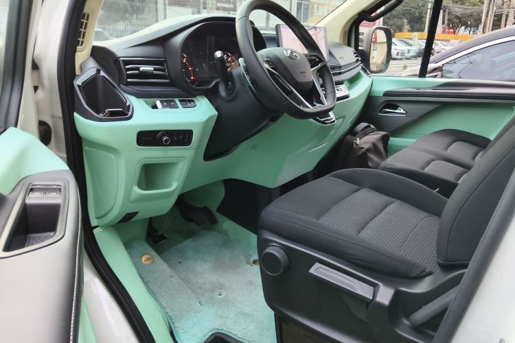 Used SAIC MAXUS Xintu V70 2023 2.0T Elite Edition Automatic Short Wheelbase Low Roof – 5/6 Seats Driver Seat