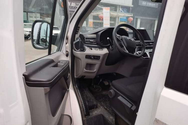 Used SAIC MAXUS Xintu V70 2023 2.0T Elite Edition Automatic Long Wheelbase Mid-Height 6/7 Seats Driver Seat