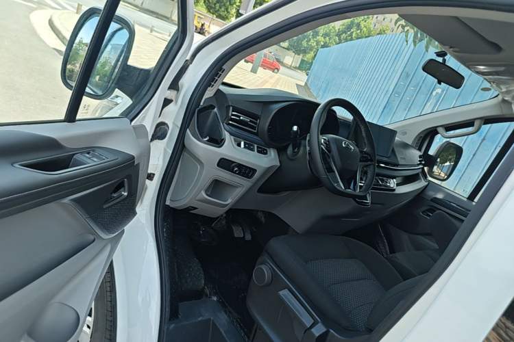 Used SAIC MAXUS Xintu V70 2023 2.0T Elite Edition Automatic Long Wheelbase Mid-Height 6/7 Seats Driver Seat