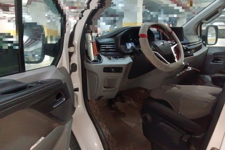 Used SAIC MAXUS Xintu V70 2023 2.0T Elite Edition Manual Transmission Short Wheelbase Low Roof 5/6 Seats (125 hp) Driver Seat
