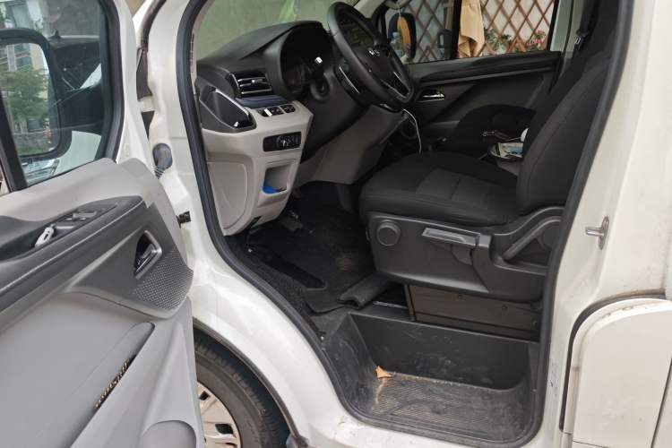 Used SAIC MAXUS Xintu V70 2023 2.0T Elite Edition Automatic Long Wheelbase Low Roof – 6/7 Seats Driver Seat