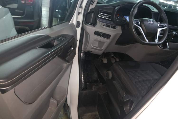 Used SAIC MAXUS Xintu V70 2023 2.0T Elite Edition Manual Transmission Short Wheelbase Low Roof 5/6 Seats (125 hp) Driver Seat