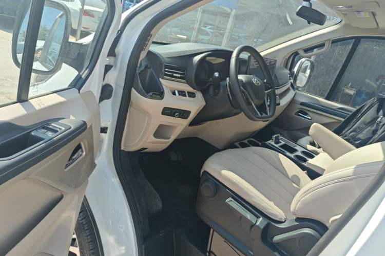 Used SAIC MAXUS Xintu V70 2023 2.0T Luxury Edition Automatic Long Wheelbase Mid-Roof 9-Seater Driver Seat
