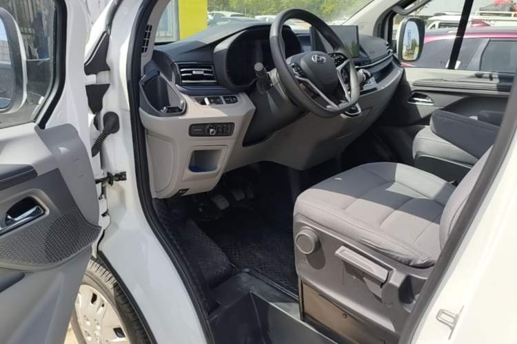 Used SAIC MAXUS Xintu V70 2023 2.0T Elite Edition Manual Transmission Short Wheelbase Low Roof 5/6 Seats (125 hp) Driver Seat