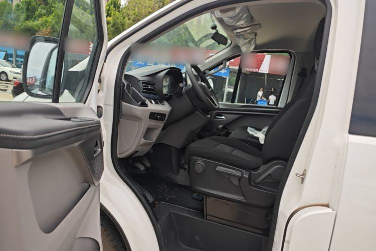 Used SAIC MAXUS Xintu V70 2023 2.0T Elite Edition Manual Transmission Short Wheelbase Low Roof 5/6 Seats (125 hp) Driver Seat