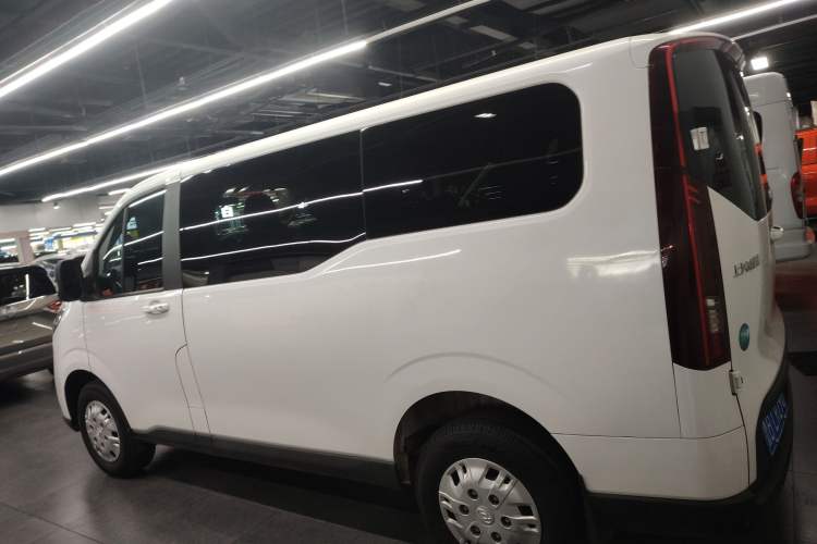 Used SAIC MAXUS Xintu V70 2023 2.0T Elite Edition Automatic Short Wheelbase Low Roof – 5/6 Seats Exterior 3
