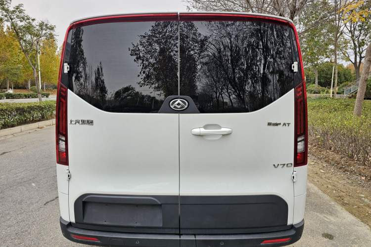 Used SAIC MAXUS Xintu V70 2023 2.0T Elite Edition Automatic Short Wheelbase Low Roof – 5/6 Seats Exterior 4