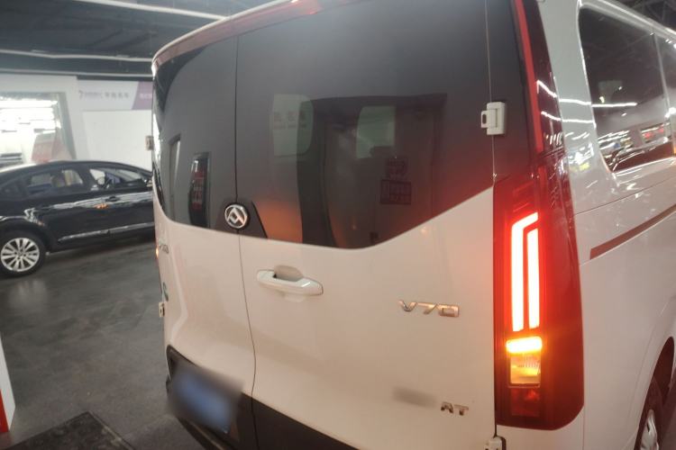 Used SAIC MAXUS Xintu V70 2023 2.0T Elite Edition Automatic Short Wheelbase Low Roof – 5/6 Seats Exterior 4