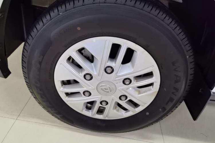 Used SAIC MAXUS Xintu V70 2023 2.0T Elite Edition Manual Transmission Short Wheelbase Low Roof 5/6 Seats (125 hp) Exterior 4