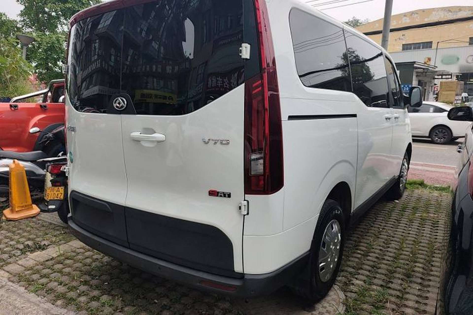 Used SAIC MAXUS Xintu V70 2023 2.0T Elite Edition Automatic Short Wheelbase Low Roof – 5/6 Seats Exterior 5