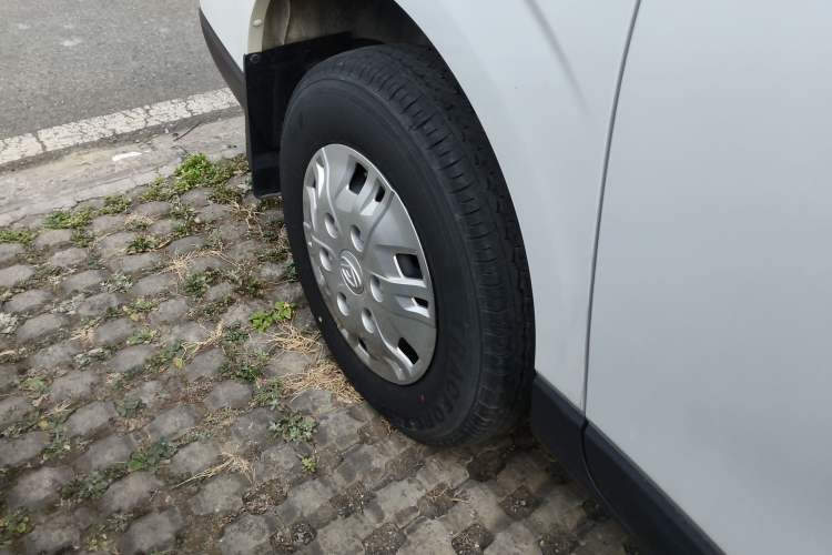 Used SAIC MAXUS Xintu V70 2023 2.0T Elite Edition Automatic Short Wheelbase Low Roof – 5/6 Seats Exterior 5