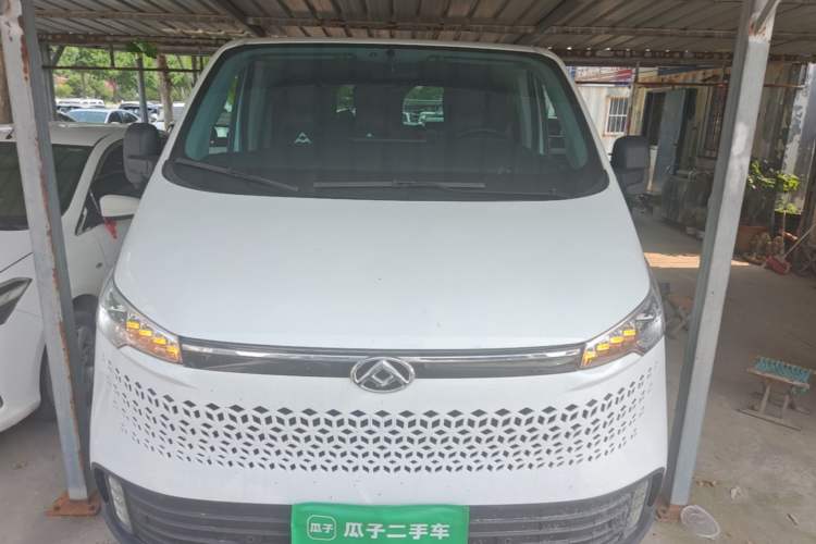 Used SAIC MAXUS Xintu V70 2023 2.0T Elite Edition Manual Transmission Short Wheelbase Low Roof 5/6 Seats (125 hp) Front