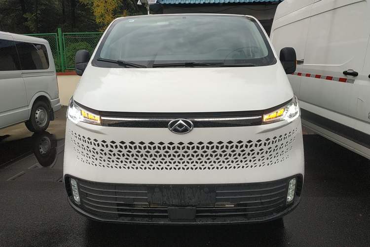 Used SAIC MAXUS Xintu V70 2023 2.0T Elite Edition Automatic Short Wheelbase Low Roof – 5/6 Seats Front