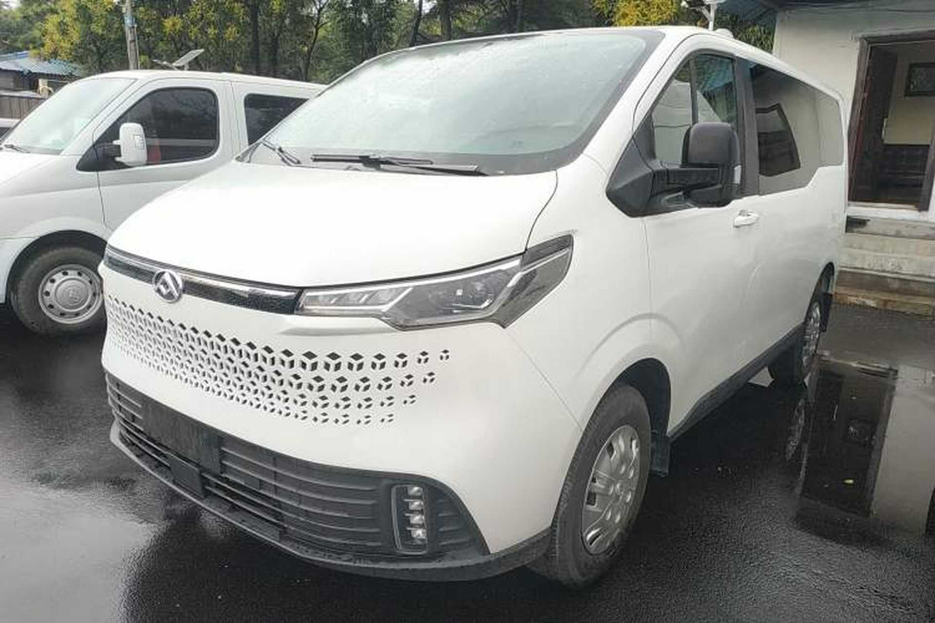Used SAIC MAXUS Xintu V70 2023 2.0T Elite Edition Automatic Short Wheelbase Low Roof – 5/6 Seats Front Left 45 Deg
