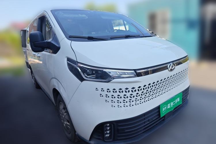 Used SAIC MAXUS Xintu V70 2023 2.0T Elite Edition Automatic Short Wheelbase Low Roof – 5/6 Seats Front Right 45 Deg