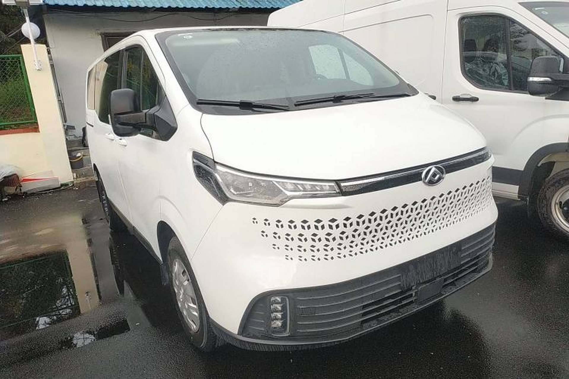 Used SAIC MAXUS Xintu V70 2023 2.0T Elite Edition Automatic Short Wheelbase Low Roof – 5/6 Seats Front Right 45 Deg