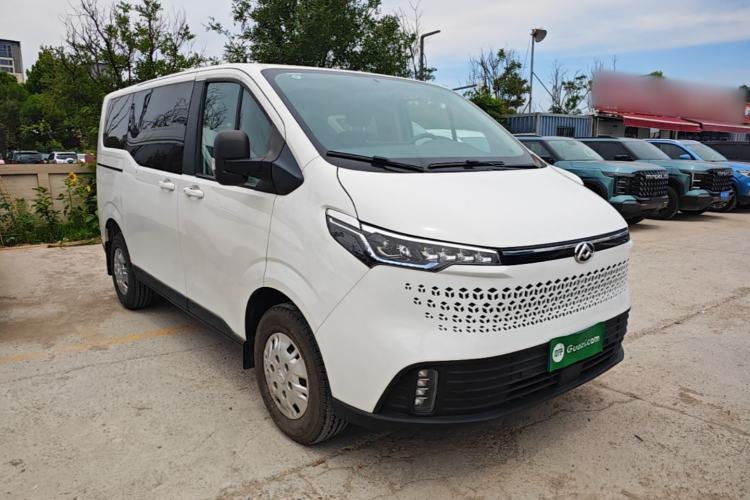 Used SAIC MAXUS Xintu V70 2023 2.0T Elite Edition Manual Transmission Short Wheelbase Low Roof 5/6 Seats (125 hp) Front Right 45 Deg