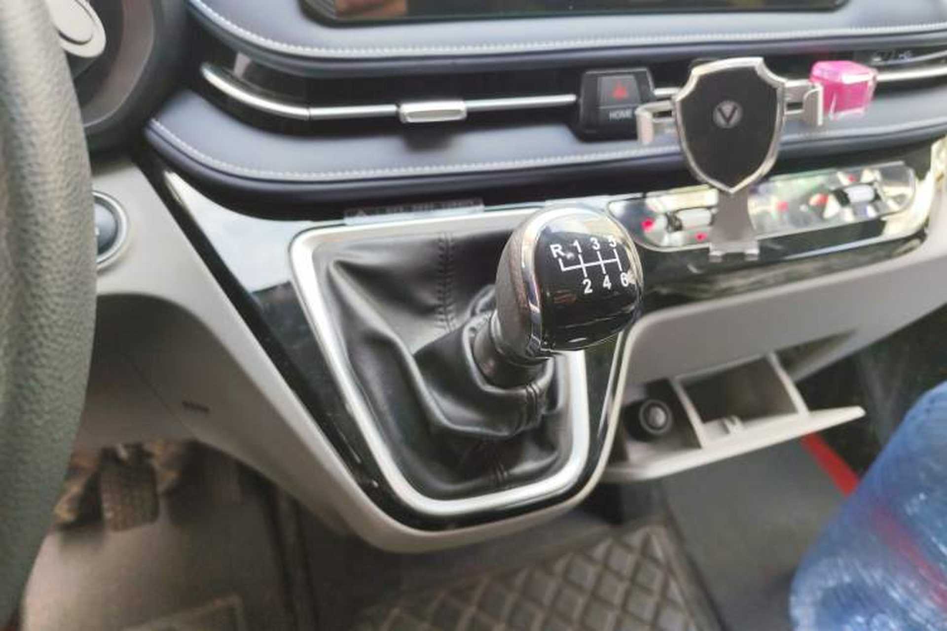 Used SAIC MAXUS Xintu V70 2023 2.0T Elite Edition Manual Transmission Short Wheelbase Low Roof 5/6 Seats (125 hp) Gear Lever